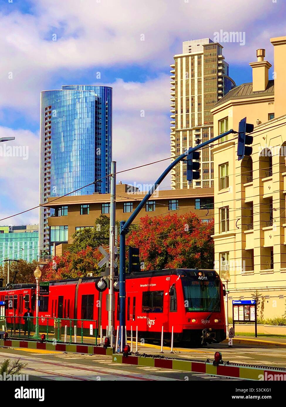 Der leuchtend rote San Diego Trolley rollt durch die Innenstadt von San Diego in der Nähe des Kongresszentrums - Smartphone-aufgenommenes Stockfoto