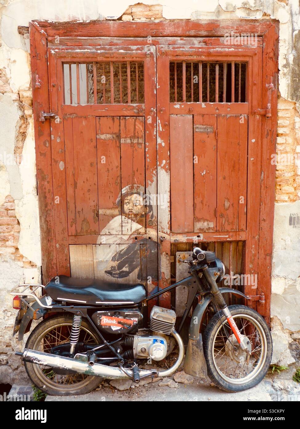 Altes Motorrad von Ernest Zacharevic Street Art Penang Georgetown Malaysia Stockfoto
