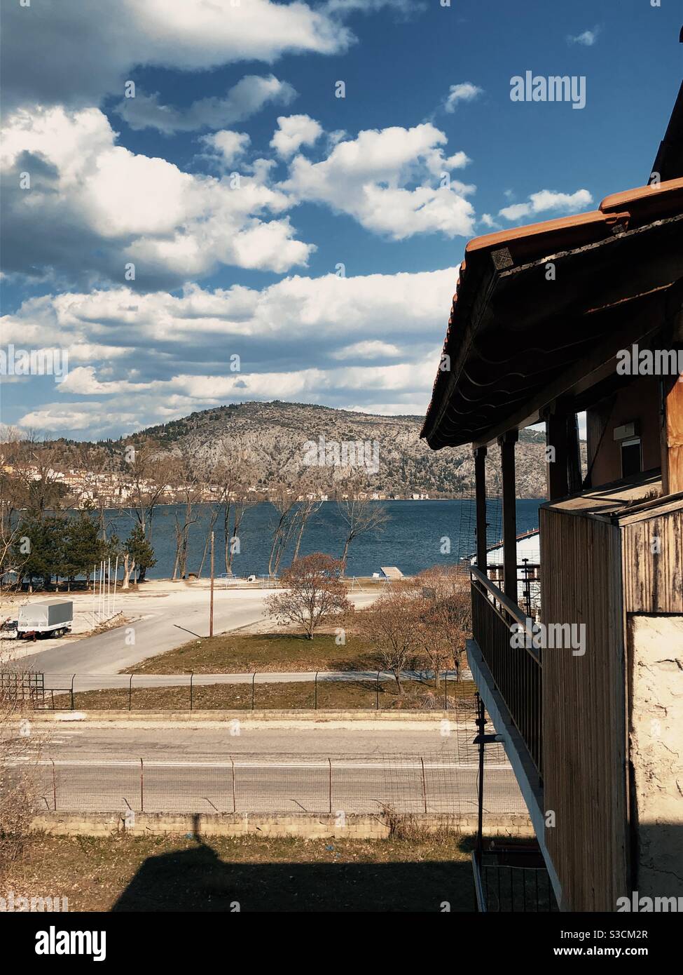 Traditionelle Balkonansicht des Kastoria Sees während der Herbstsaison in Nordgriechenland. Stockfoto