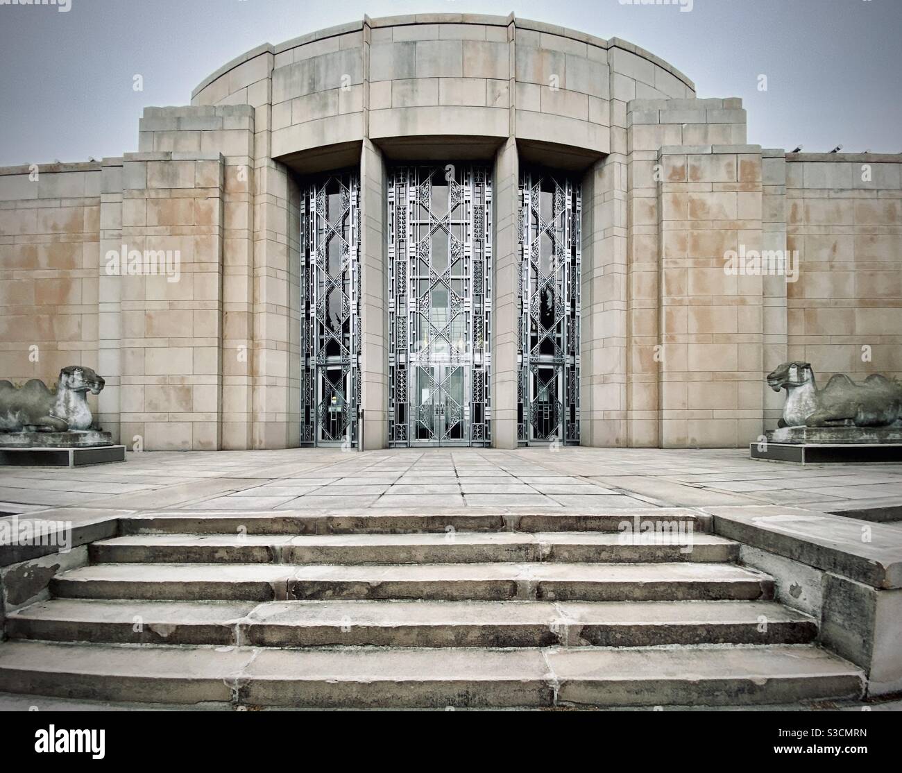 Die ikonische Art-Deco-Fassade des Seattle Asian Art Museum im Volunteer Park, Seattle - Smartphone-aufgenommenes Stockfoto