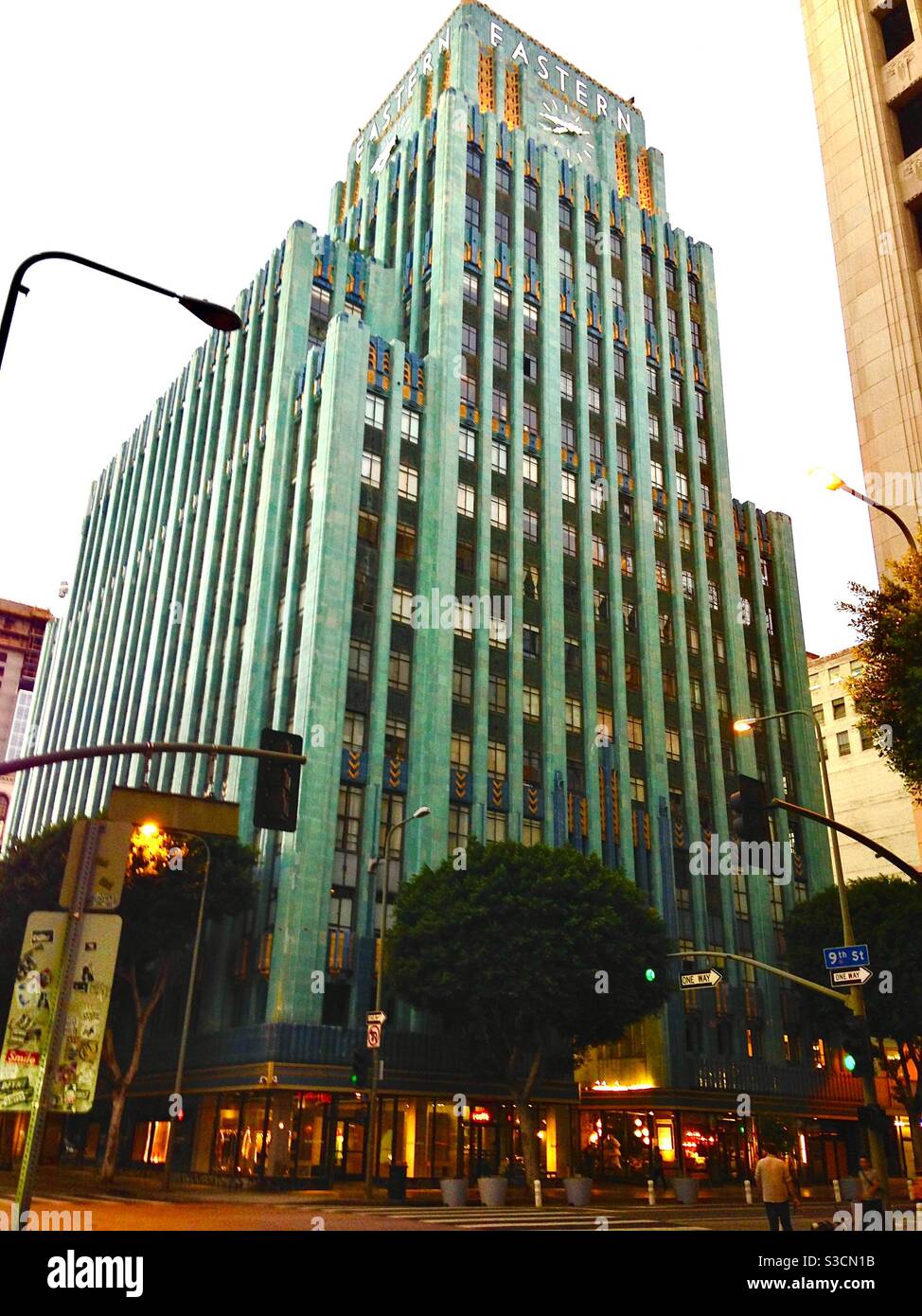 Das wunderschöne Turquiose Art Deco Eastern Columbia Building im Broadway Theaterviertel der Innenstadt von Los Angeles wurde von Claud Beelman entworfen, 1930 erbaut und verfügt über einen vierseitigen Uhrenturm. - Smartphone-aufgenommenes Stockfoto