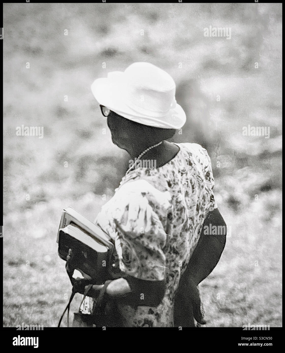 Eine ältere jamaikanische Dame auf dem Weg zur Kirche im ländlichen Jamaika. Stockfoto