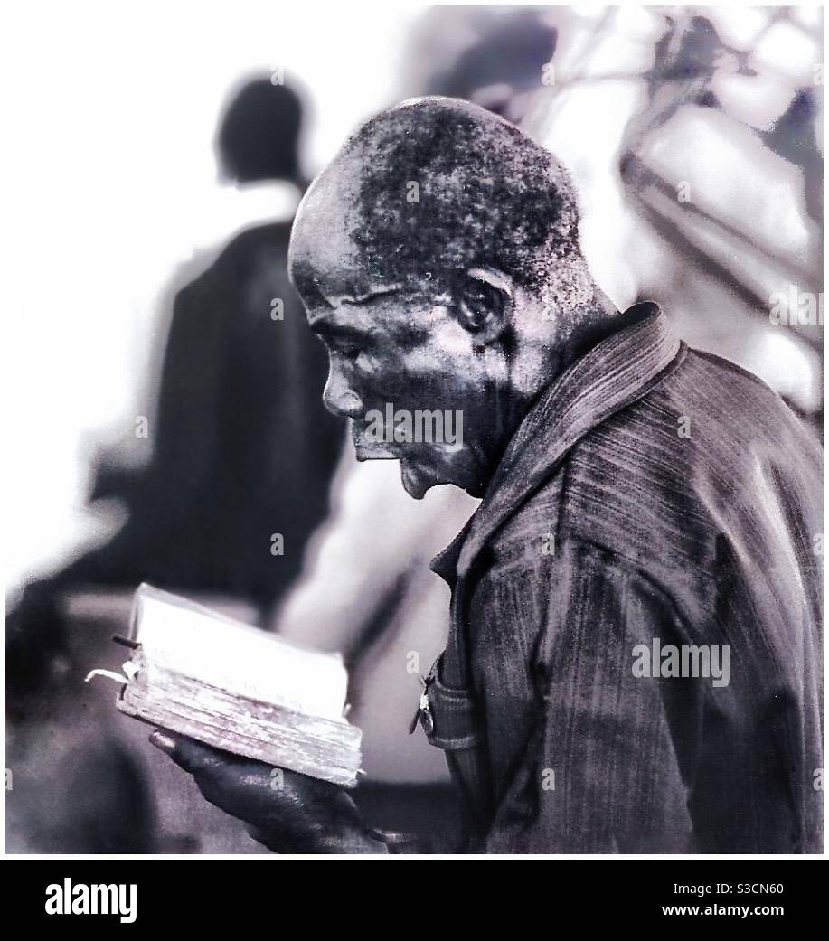 Ein älterer jamaikanischer Herr, der in der Kirche singt. Stockfoto