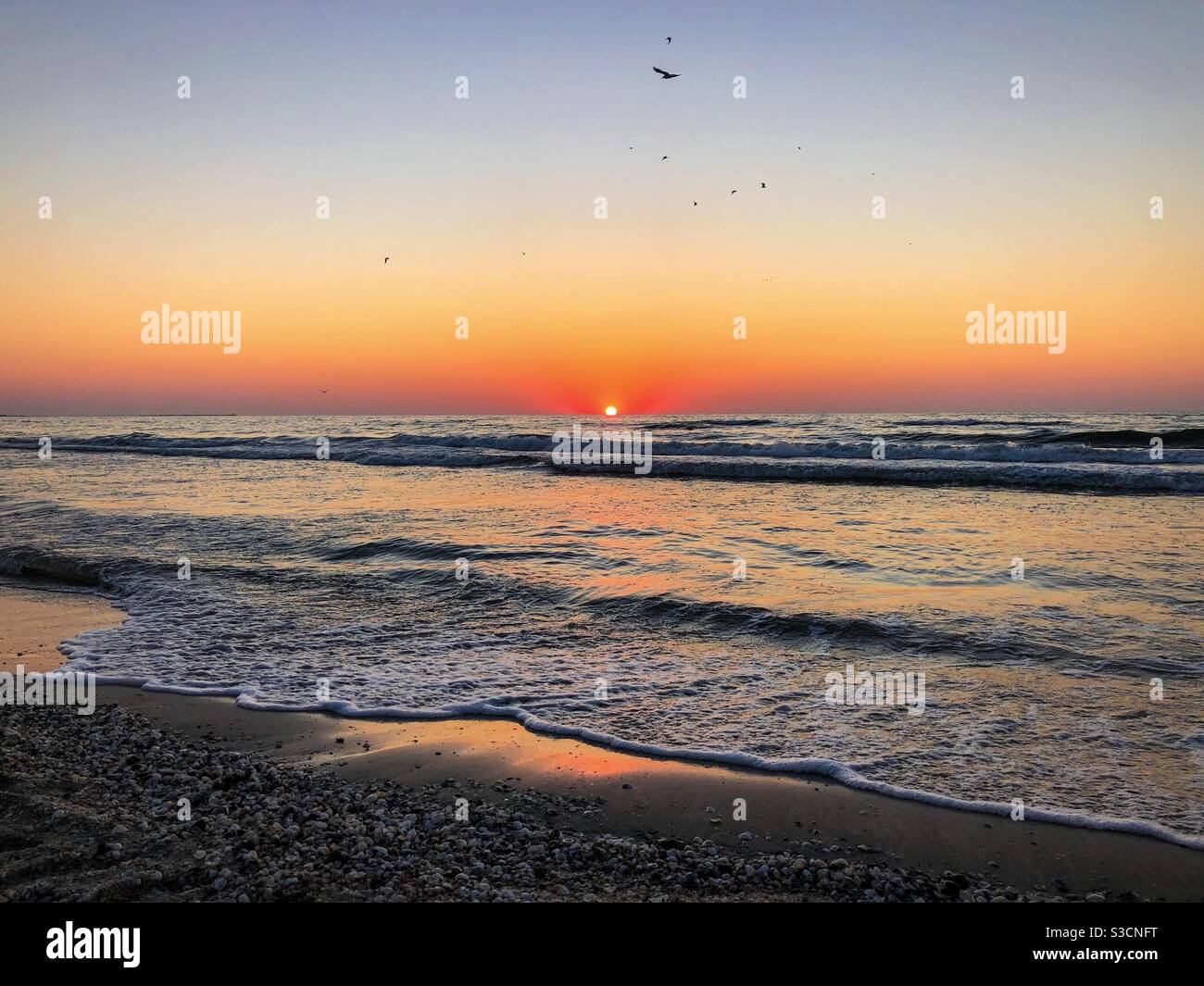 Sonnenaufgang am Meer - Smartphone-aufgenommenes Stockfoto