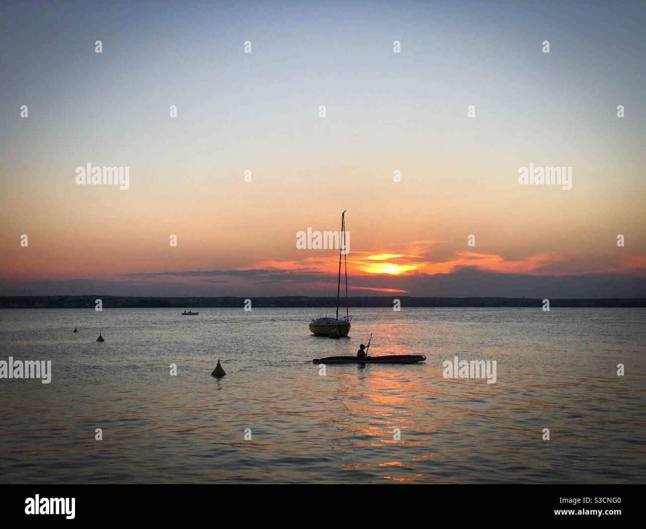 Boote auf dem Wasser bei Sonnenuntergang - Smartphone-aufgenommenes Stockfoto