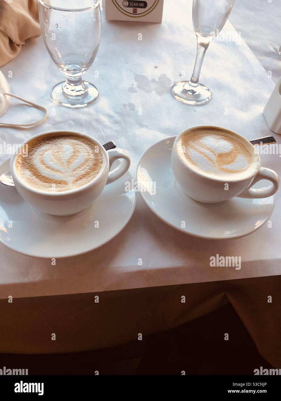 Zwei Cappuccinos, ja, bitte! Vor allem, wenn der Schaum wunderschön dekoriert ist, wie es hier in dieser eleganten Umgebung in einem Beverly Hills Restaurant ist Stockfoto