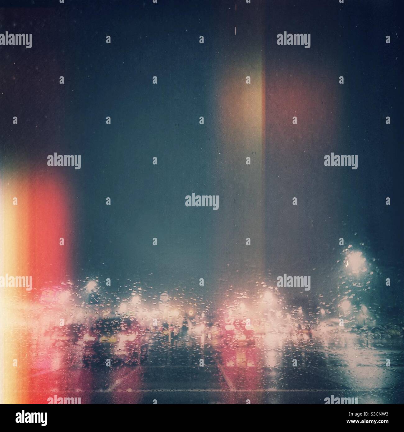 Ein gefiltertes grungy Stil Foto von einem Parkplatz auf Eine regnerische Nacht - Smartphone-aufgenommenes Stockfoto