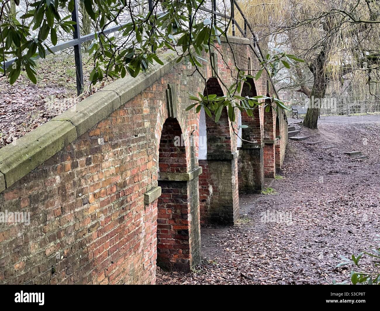 Falsche Brücke im Wollaton Park, Nottingham, Großbritannien Stockfoto