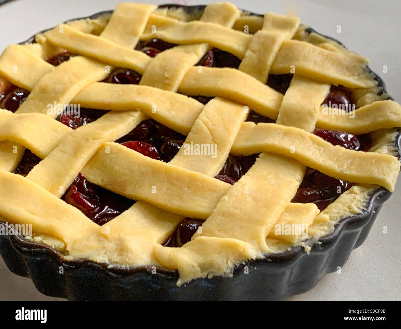 Gitterartiger Kirschkuchen zum Backen, hausgemachte Speisen sparen Geld Stockfoto