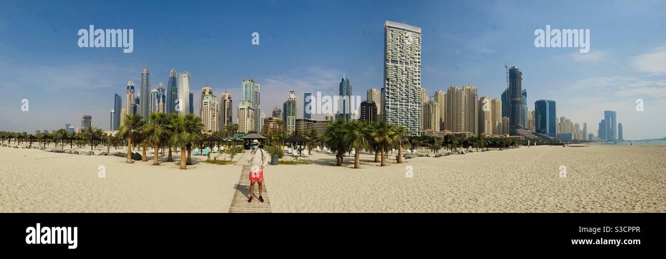 Panorama am Strand von JBR Dubai mit Skyline des Yachthafens Stockfoto