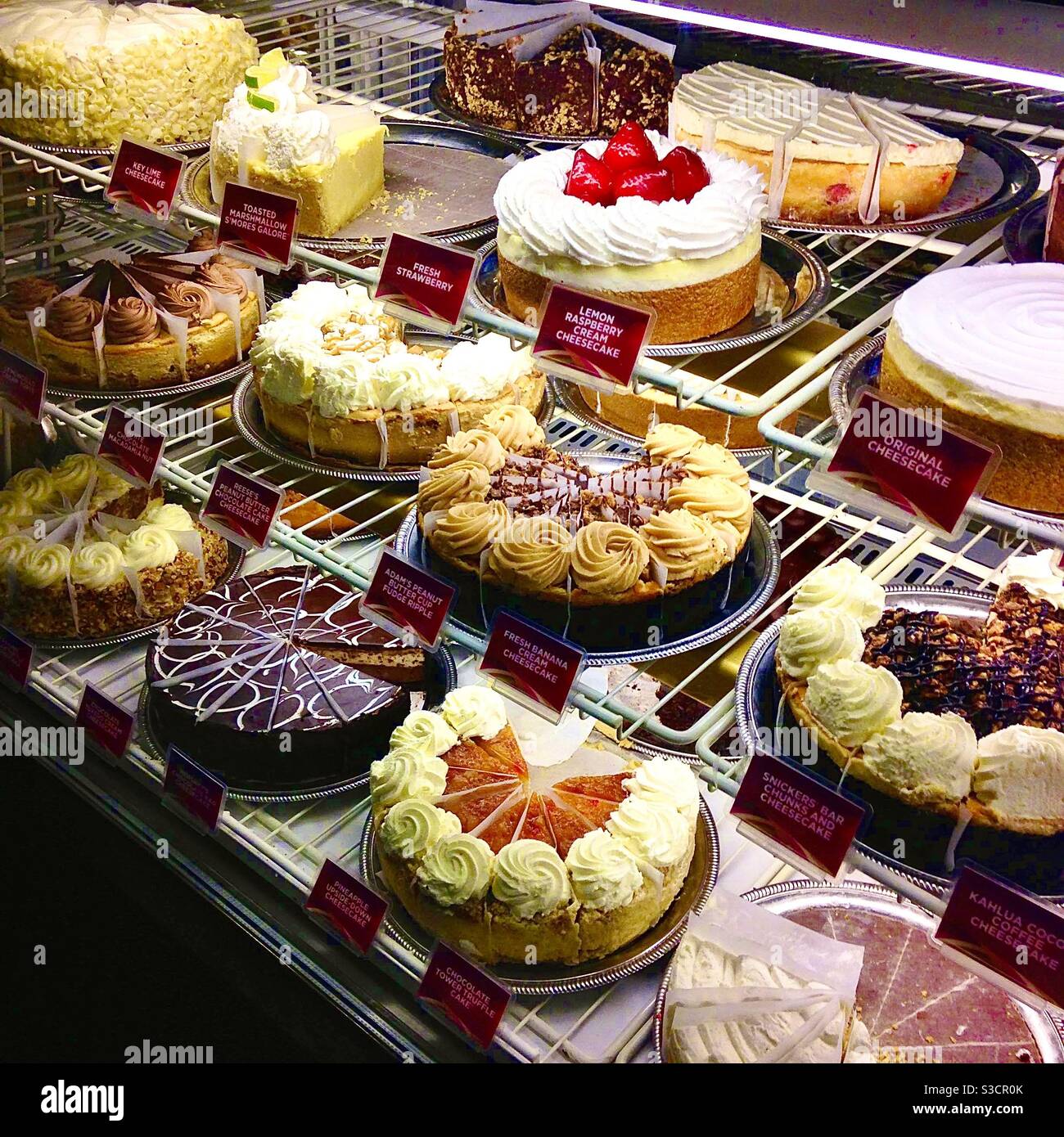 Leckere Kuchen Kuchen Torten und Desserts werden verlockend angezeigt! - Smartphone-aufgenommenes Stockfoto