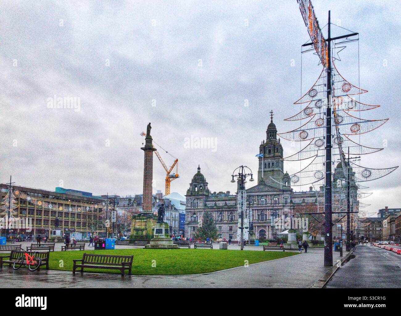 George Square in Glasgow zu Weihnachten. - Smartphone-aufgenommenes Stockfoto