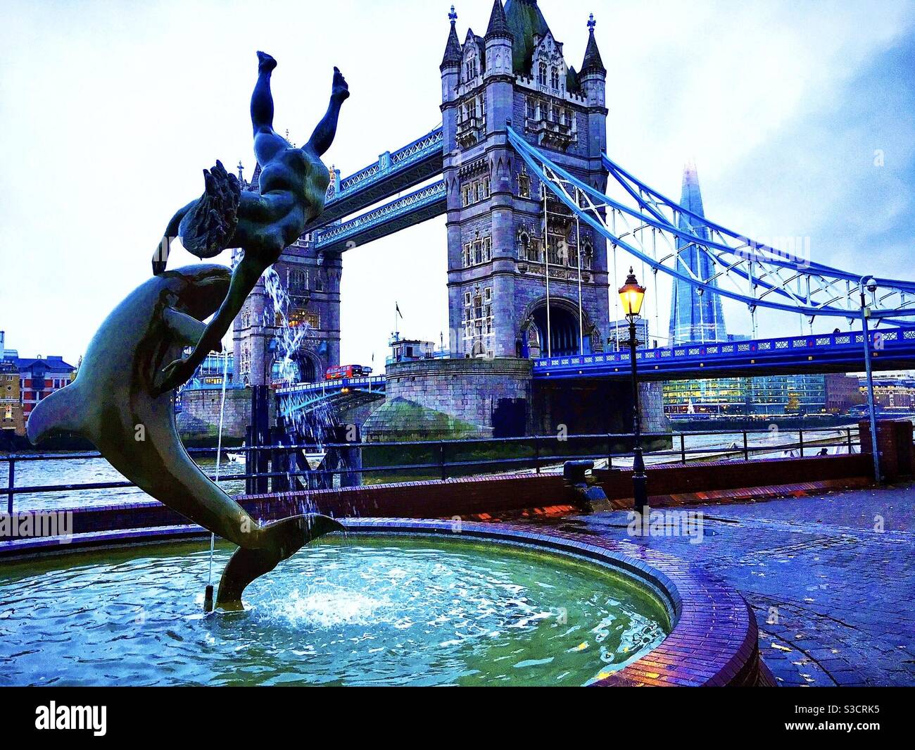 Tower Bridge und Statue an einem bewölkten Tag in London, Großbritannien Stockfoto