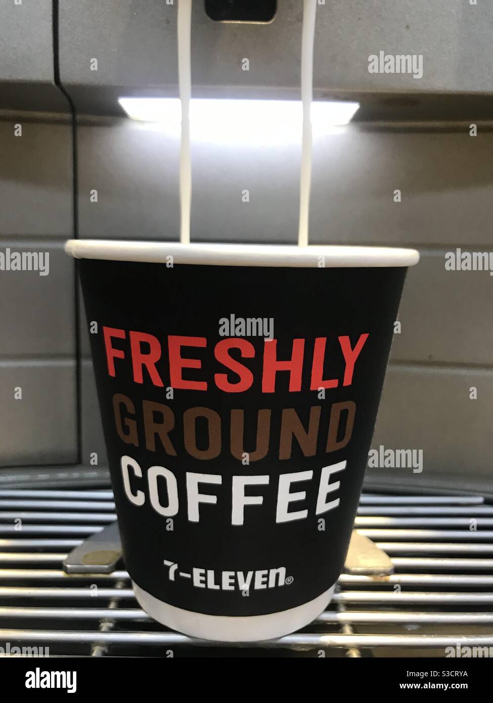 7-Eleven frisch gemahlener Kaffee für 1 Dollar in Sydney, Australien Stockfoto