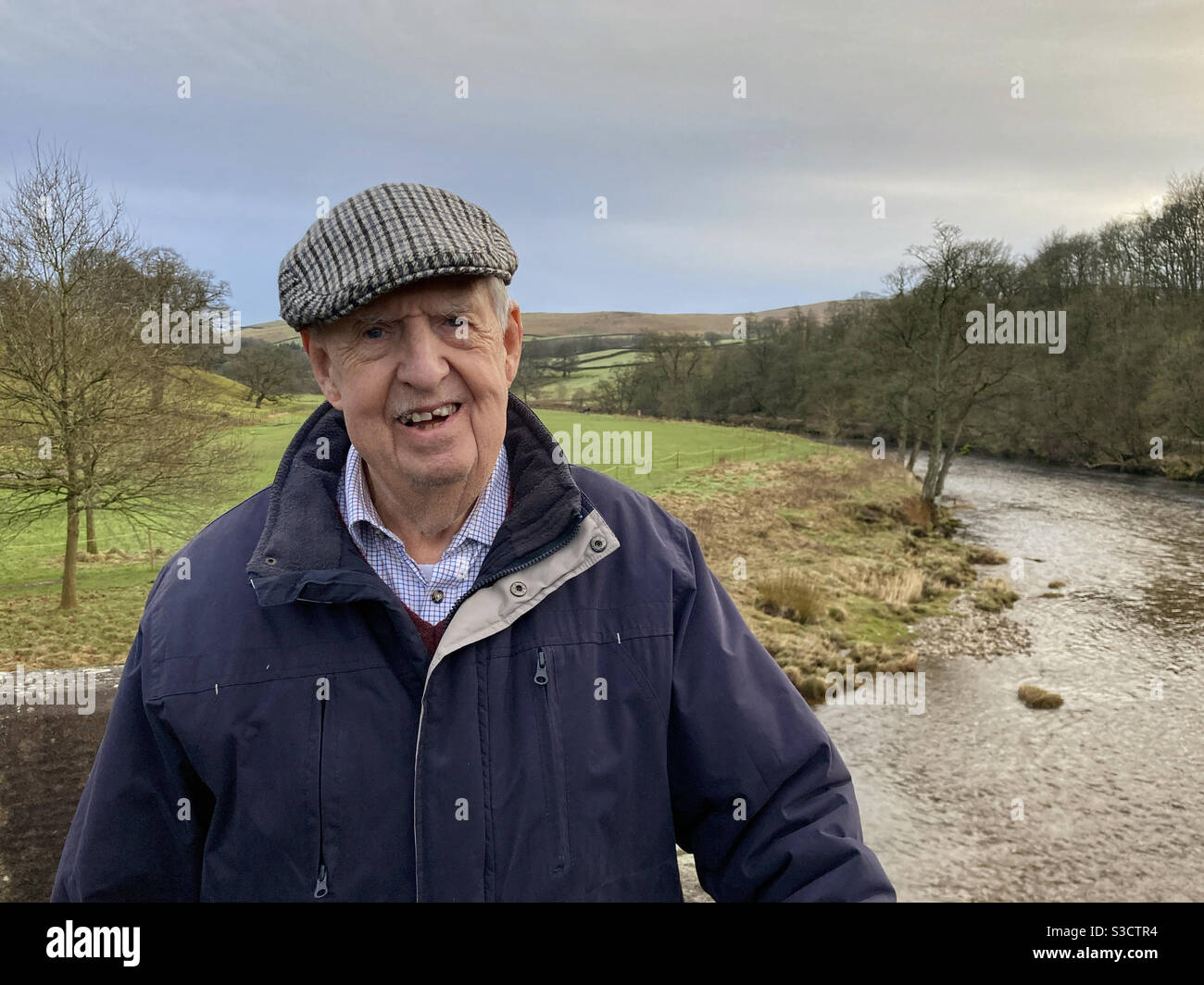 Älterer Landwirt in den Yorkshire Dales Stockfoto
