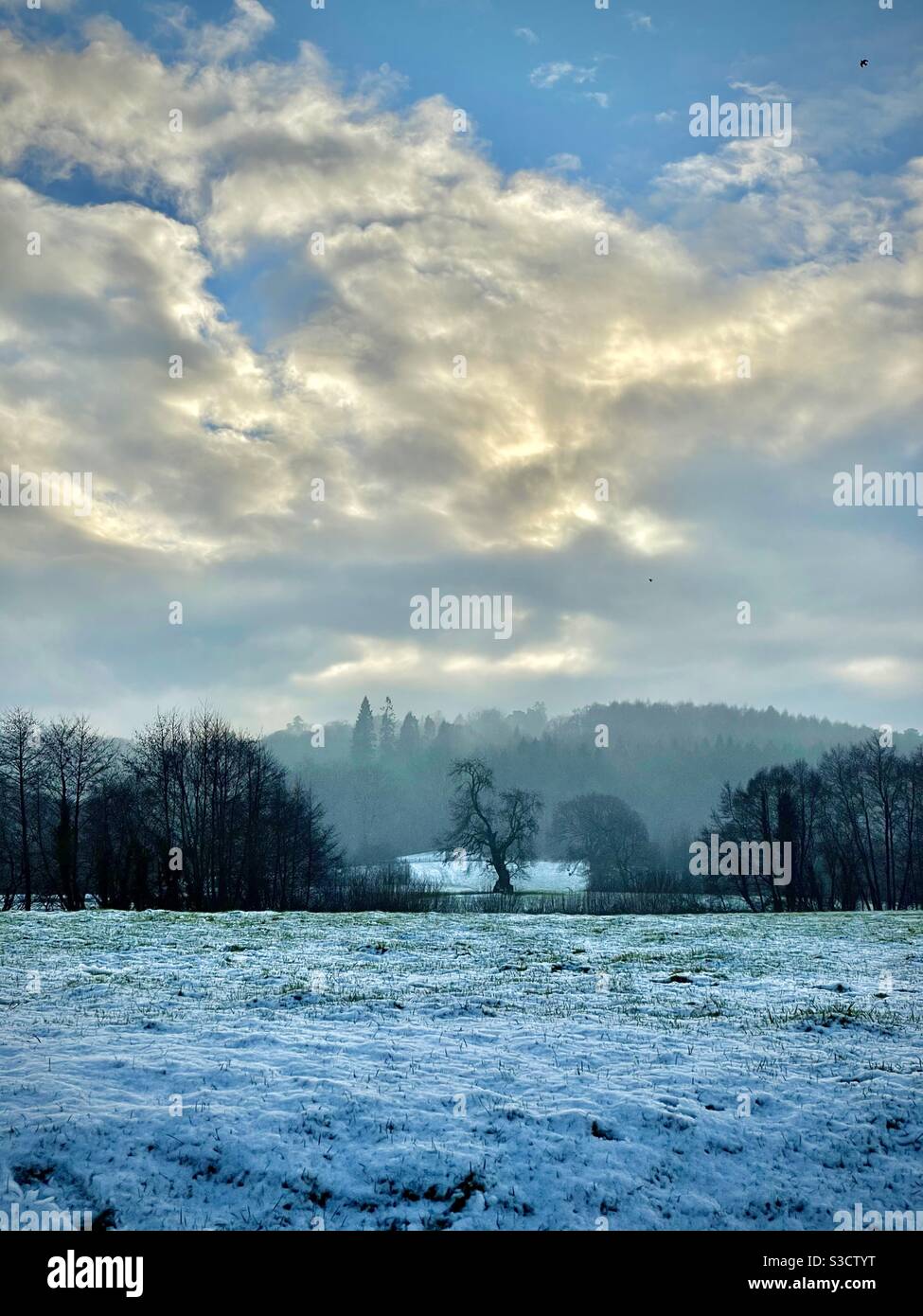 Winterlandschaft über der Landschaft, Südwales, Januar. Stockfoto