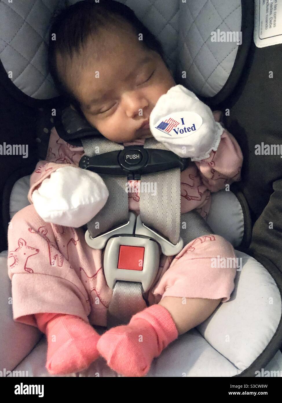 Schlafende Baby mit ich Sticker gewählt Stockfoto