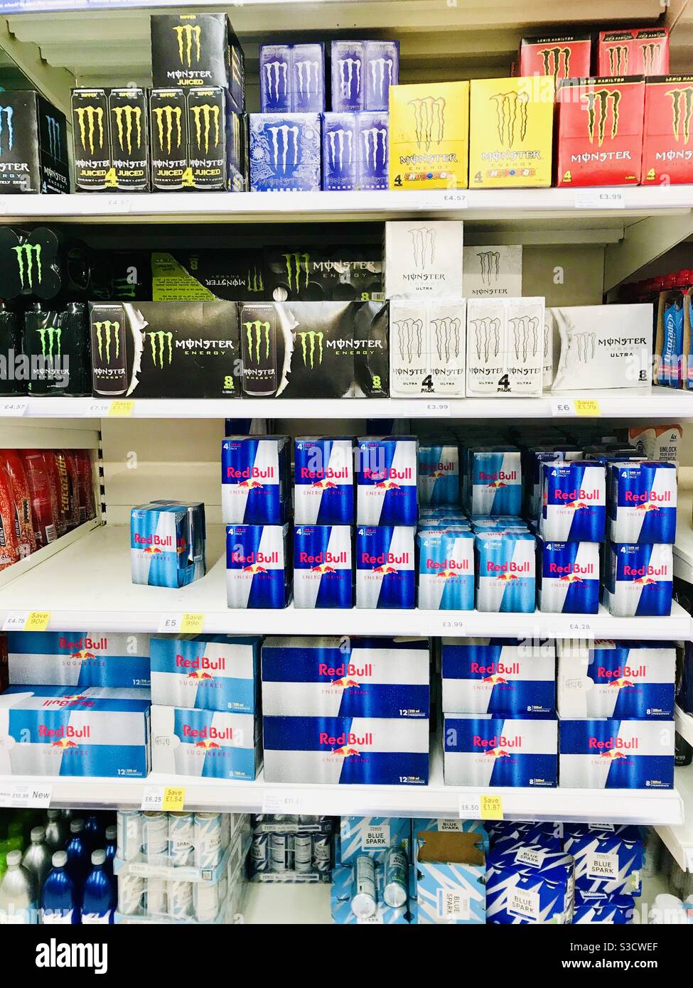 Eine Mischung aus Energy Drinks, die in einem Supermarkt verkauft werden Stockfoto