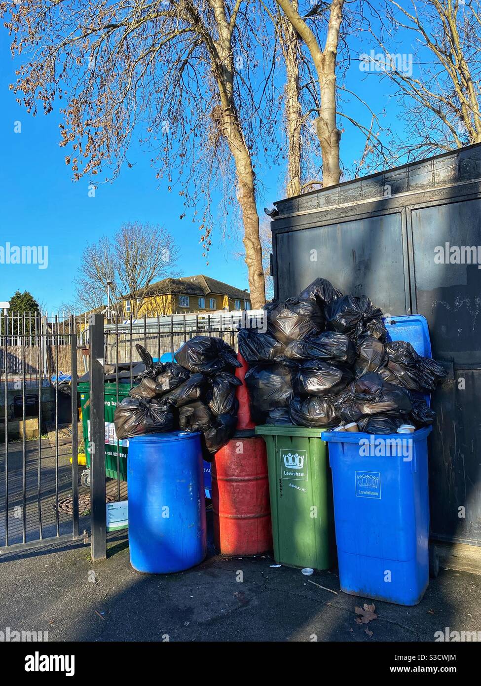 Am 25 2021. Januar werden in Ladywell Fields im Stadtteil Lewisham, London England, überlaufene Mülltonnen gesehen Stockfoto