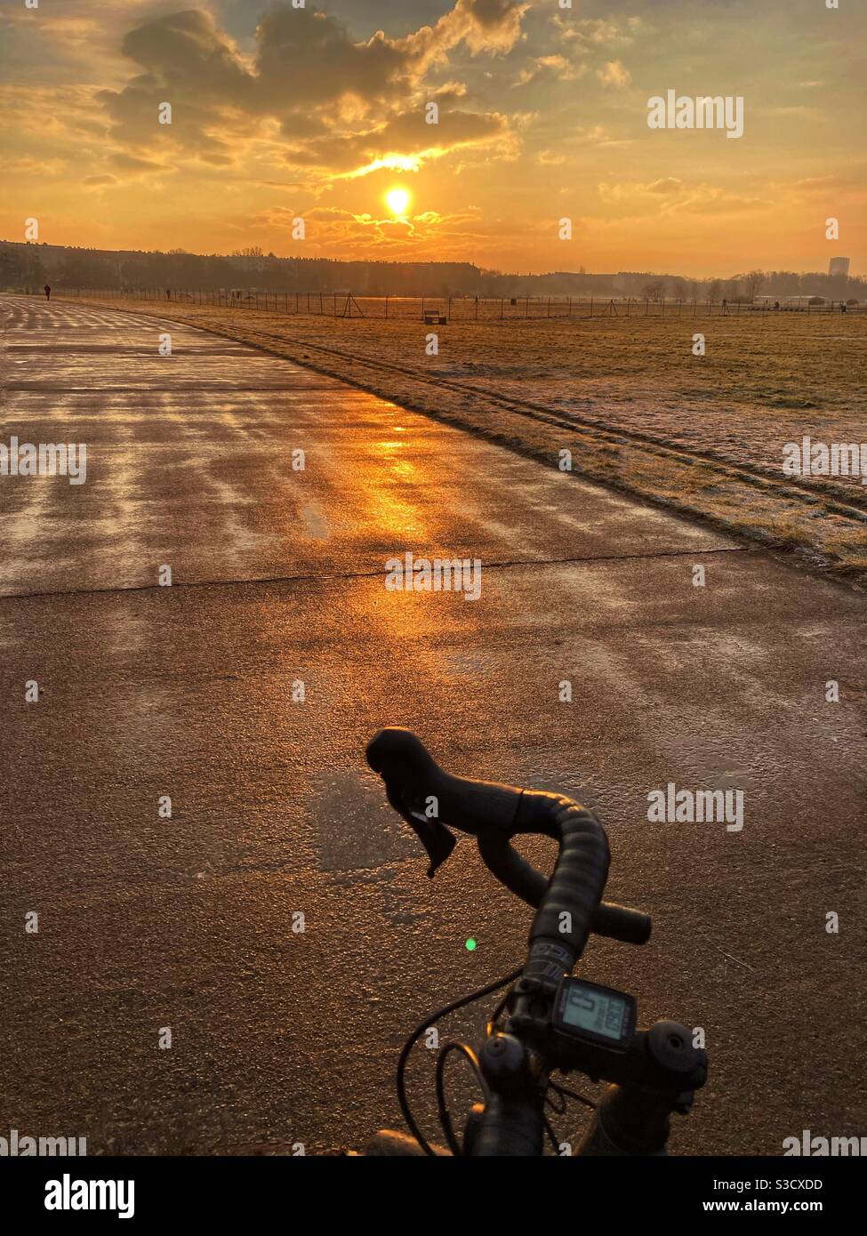 Ein Fahrrad auf einem Wintermorgen pendeln bei Sonnenaufgang am Tempelhofer Feld, Berlin Stockfoto