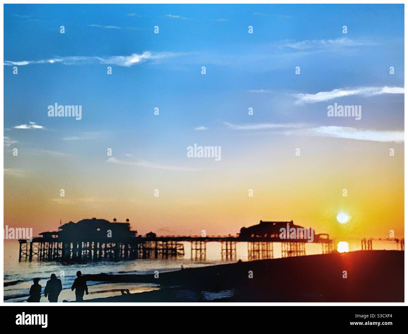 Menschen am Brighton Strand bei Sonnenuntergang. Stockfoto