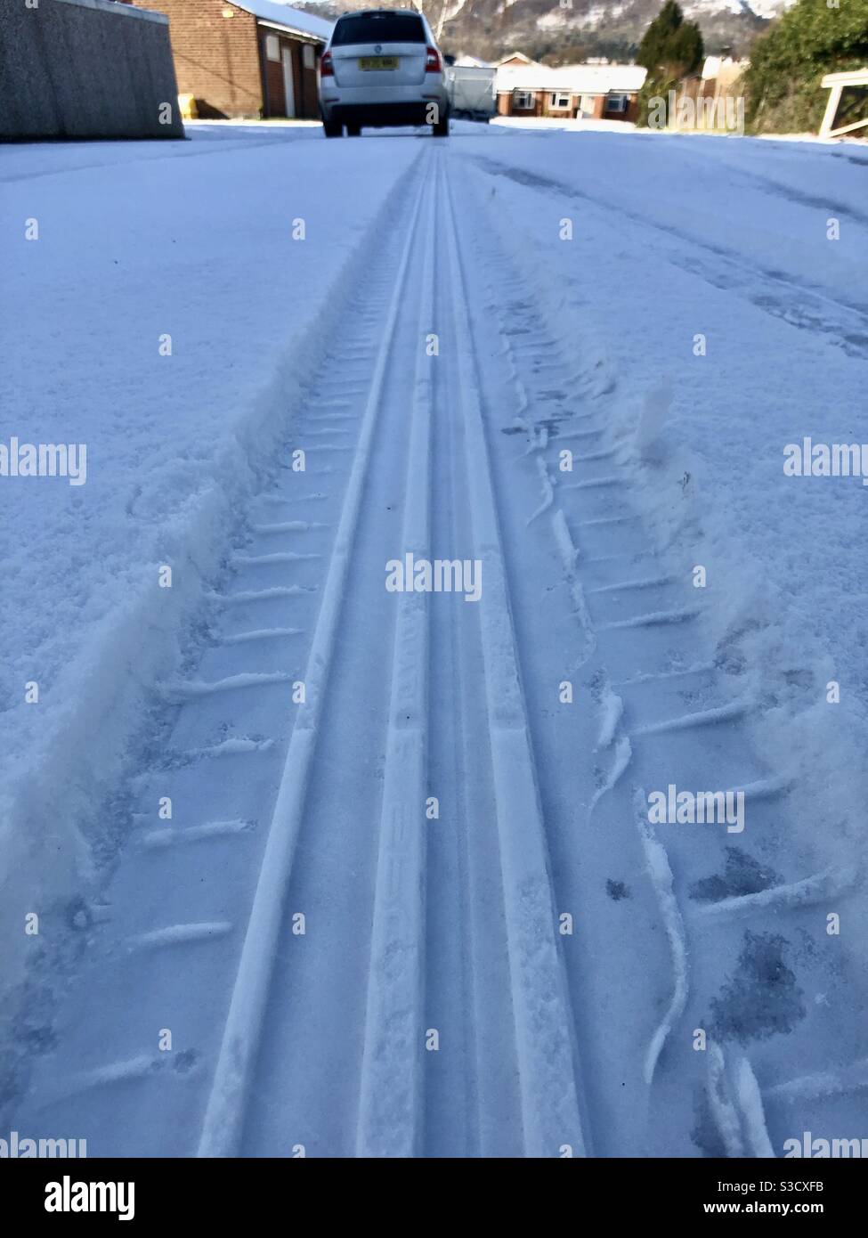 Reifen-Spur im Schnee Stockfoto