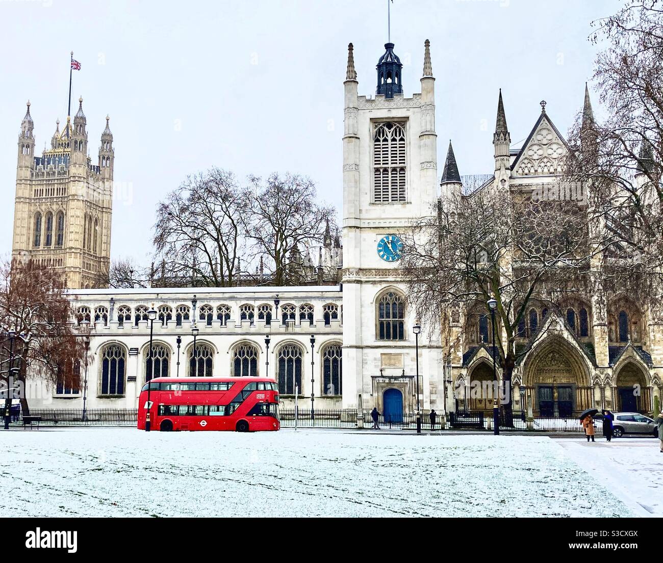 Red Bus und Schnee in Westminster Abbey am Parliament Square, London, Großbritannien Stockfoto
