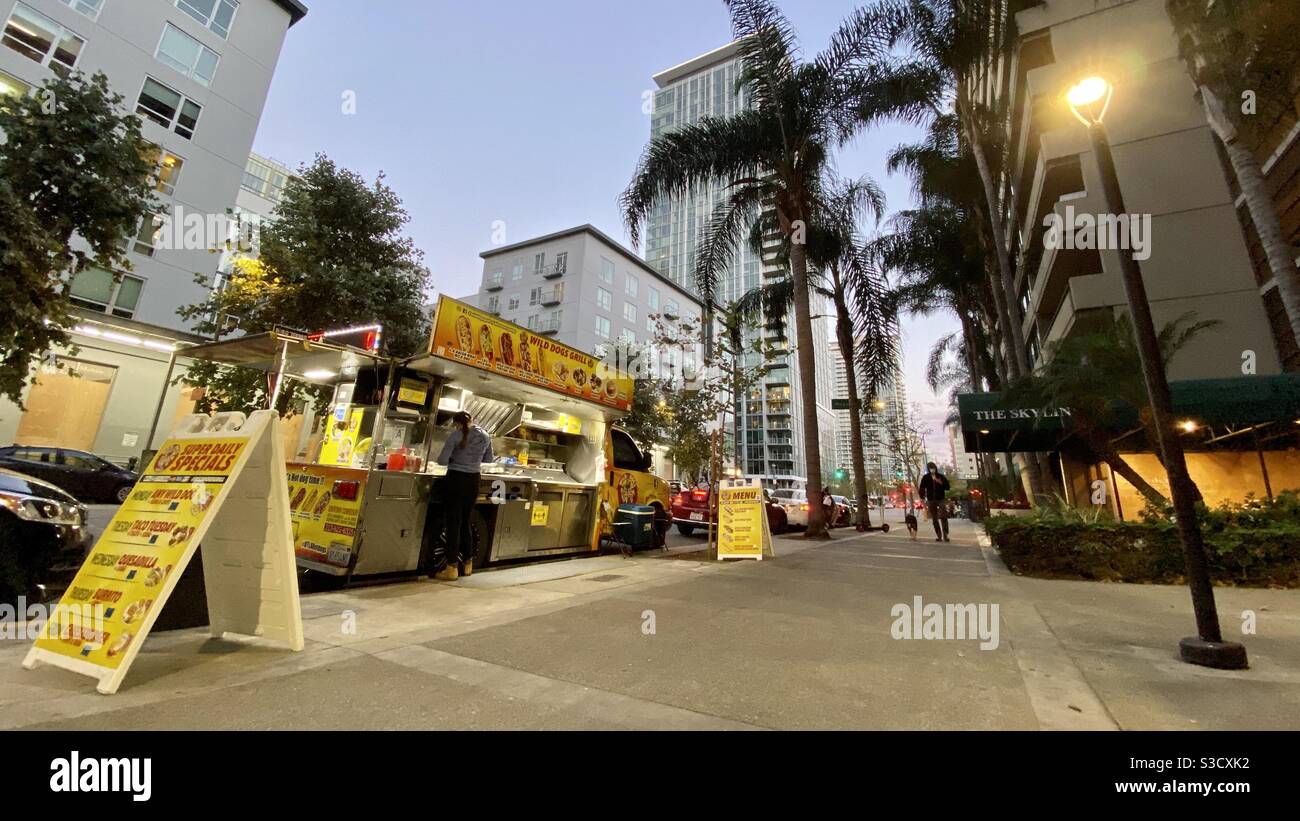 LOS ANGELES, CA, NOV 2020: Wild Dogs Grill Food Truck verkauft Hot Dogs und mehr geparkt auf Downtown Street in der Abenddämmerung Stockfoto