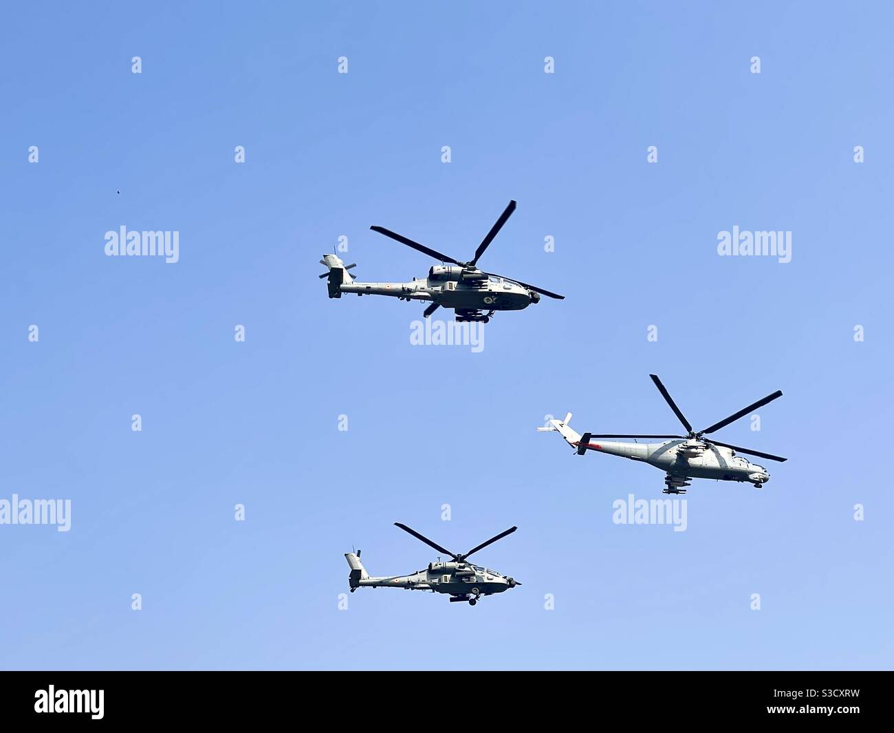 Apache Hubschrauber fliegen in einer Formation Stockfoto