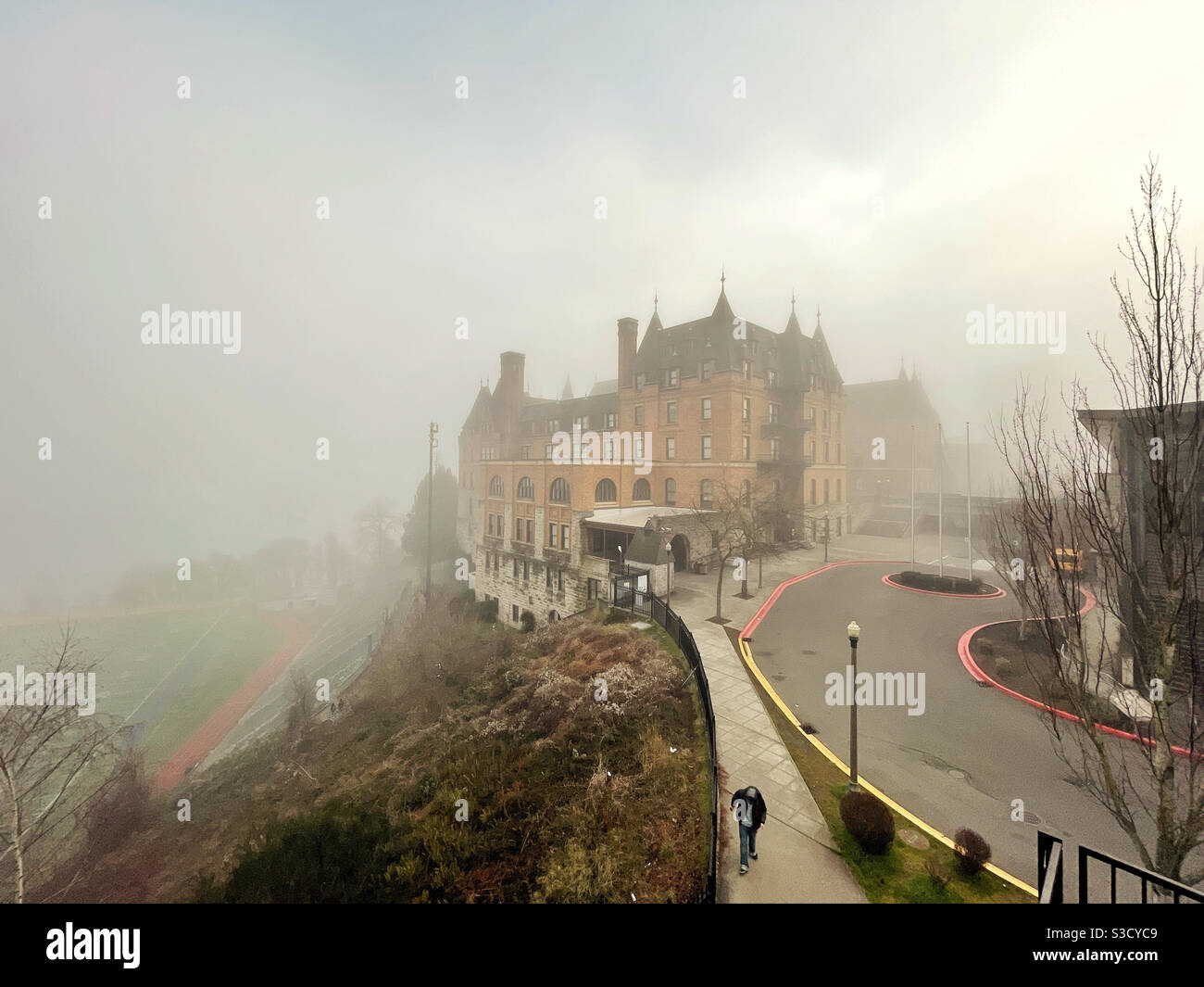 Unheimliche Sicht auf das Stadium High School in Tacoma, WA, im Nebel Stockfoto