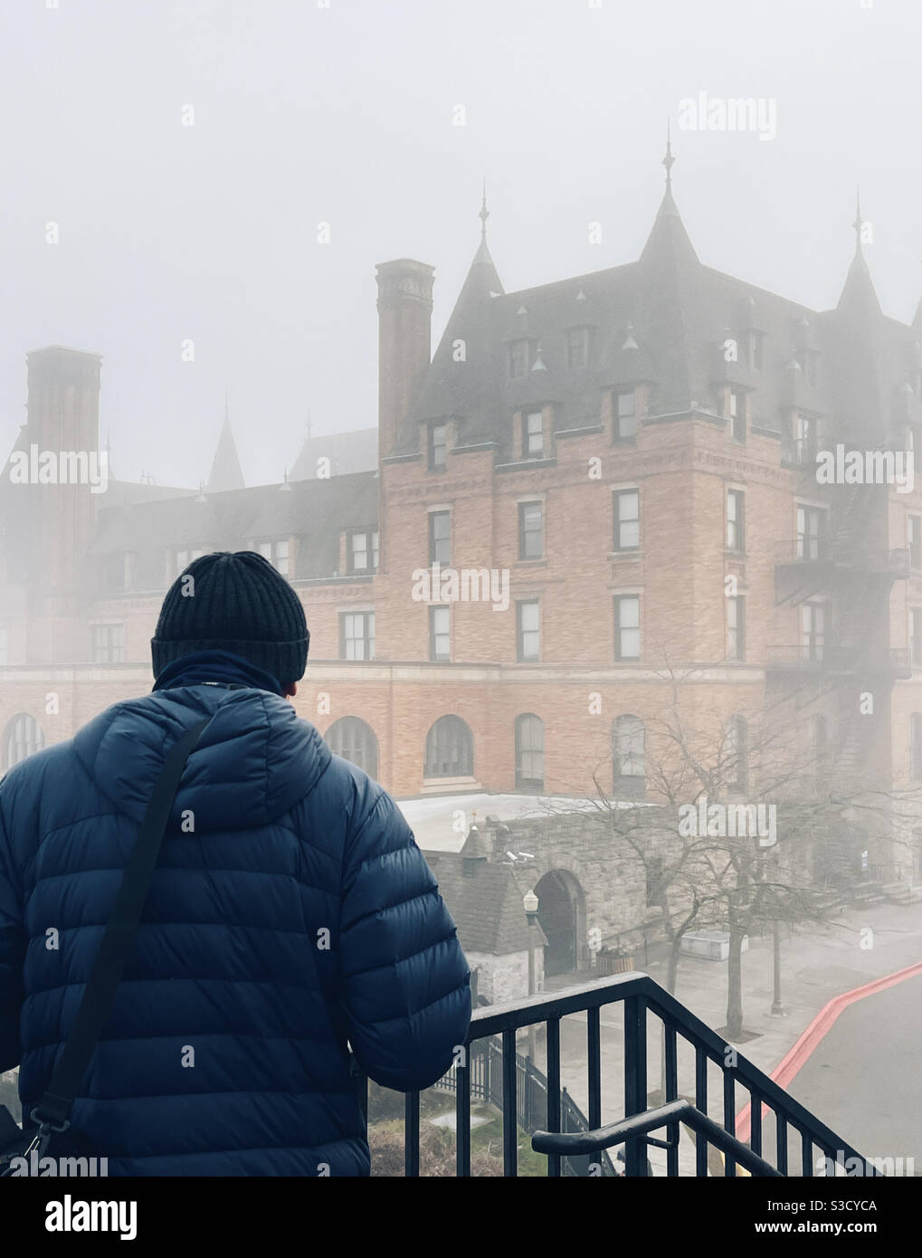 Touristen schauen sich die Stadium High School in Tacoma, WA, im Nebel an - Smartphone-aufgenommenes Stockfoto