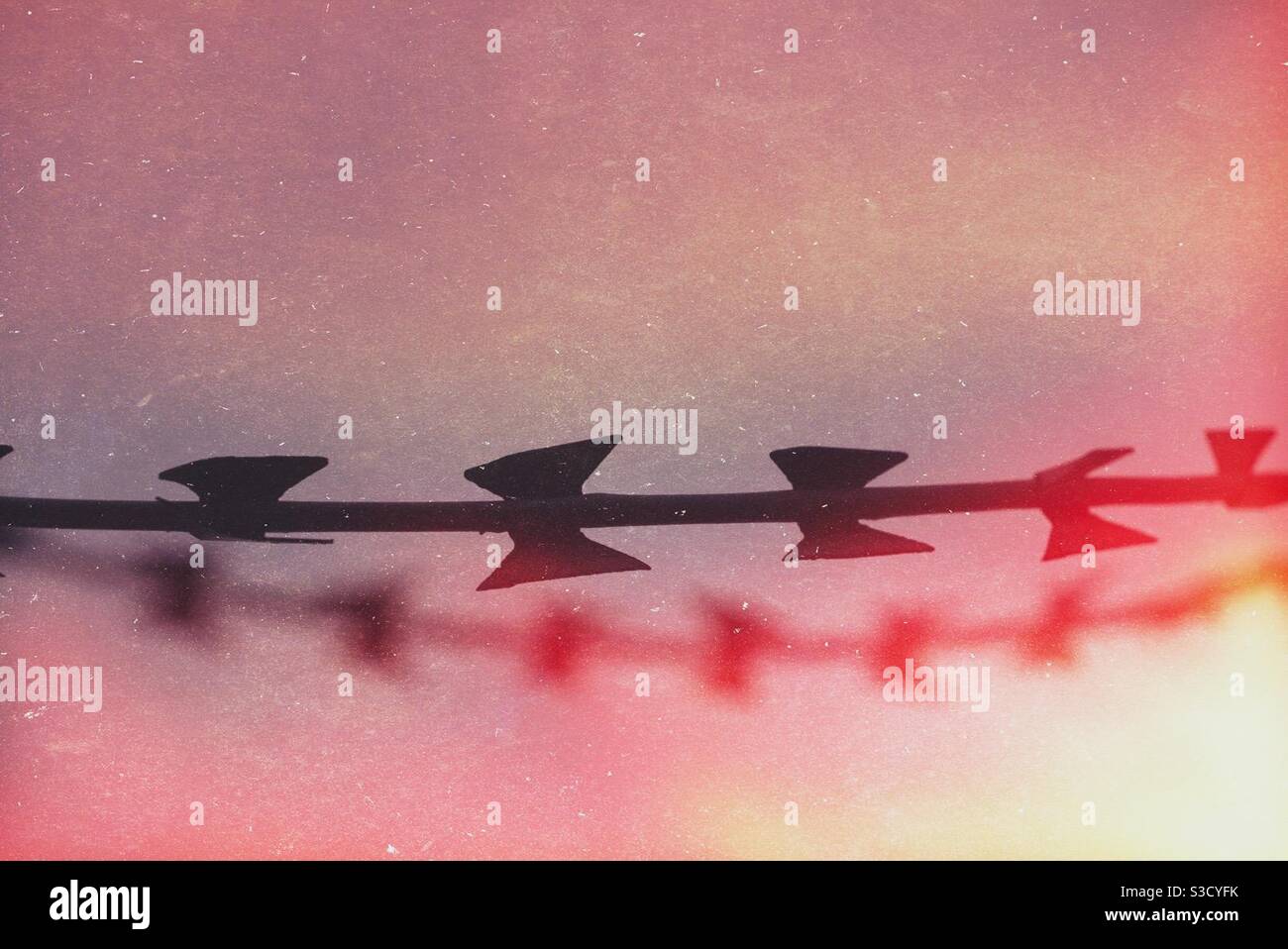 Rasierdraht und Stacheldraht, die destruktive oder Schmerz und Grenzen - Smartphone-aufgenommenes Stockfoto