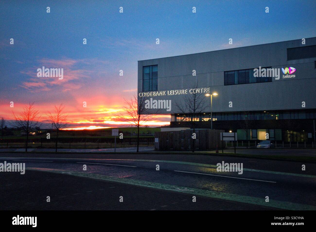 Clydebank Leisure Centre bei Sonnenuntergang. Stockfoto