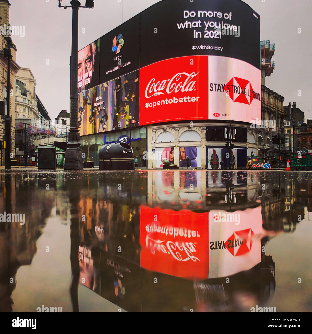 Piccadilly Circus London während der Sperre - Smartphone-aufgenommenes Stockfoto