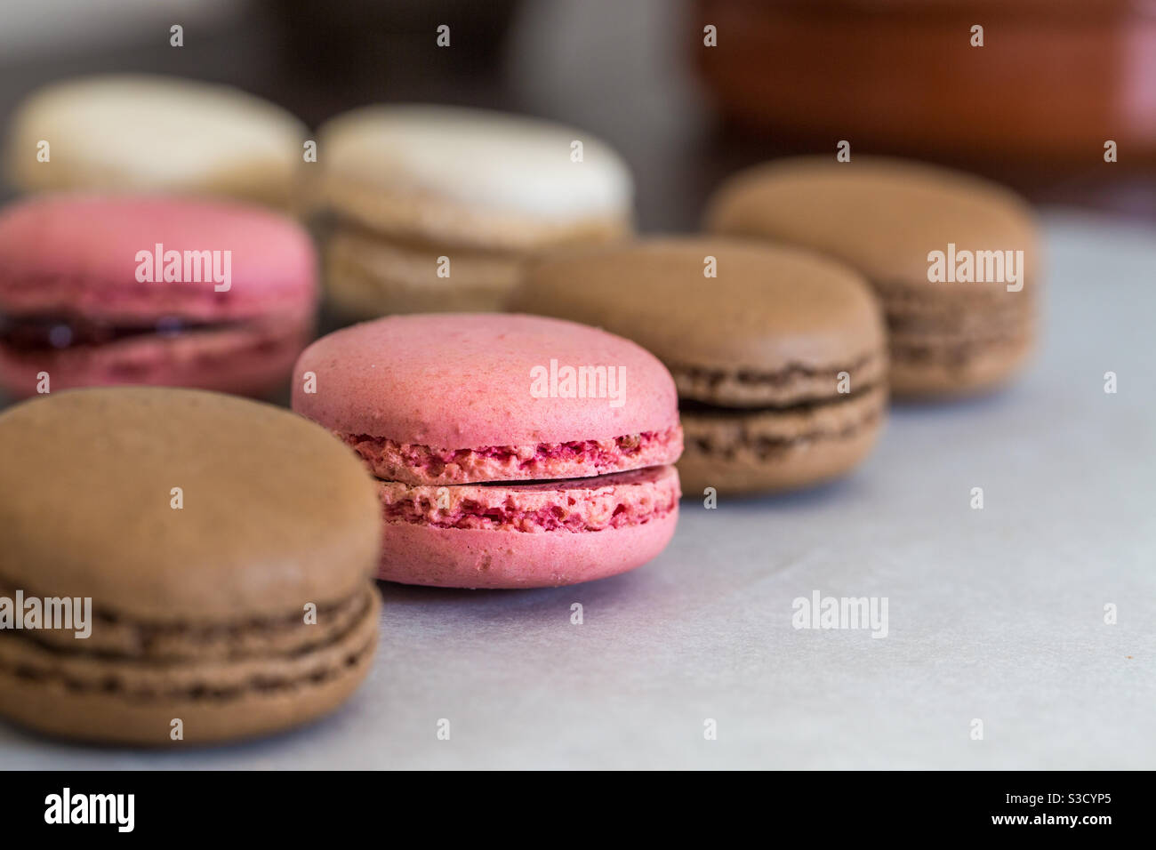 Eine Nahaufnahme einer Reihe von Schokolade und Erdbeer-Makronen Mit Kopierbereich Stockfoto