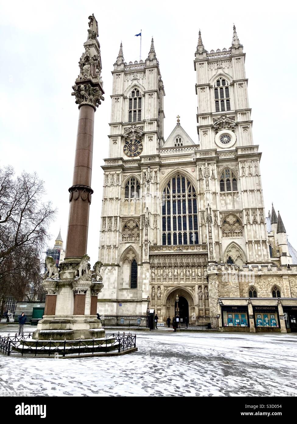 Vorderansicht der Westminster Abbey im Schnee, London, England, Großbritannien Stockfoto