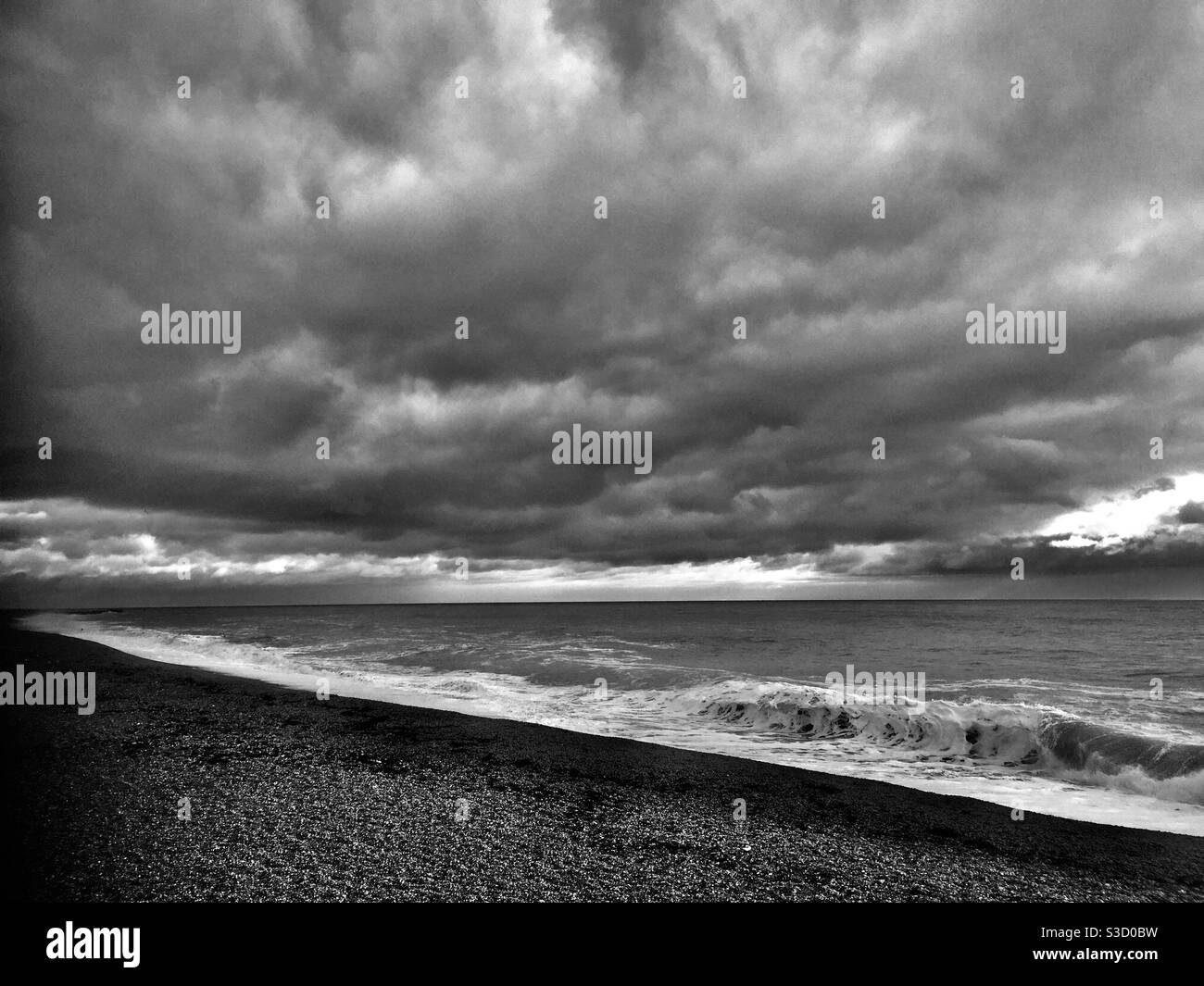 Hastings Seafront in monochrom Stockfoto