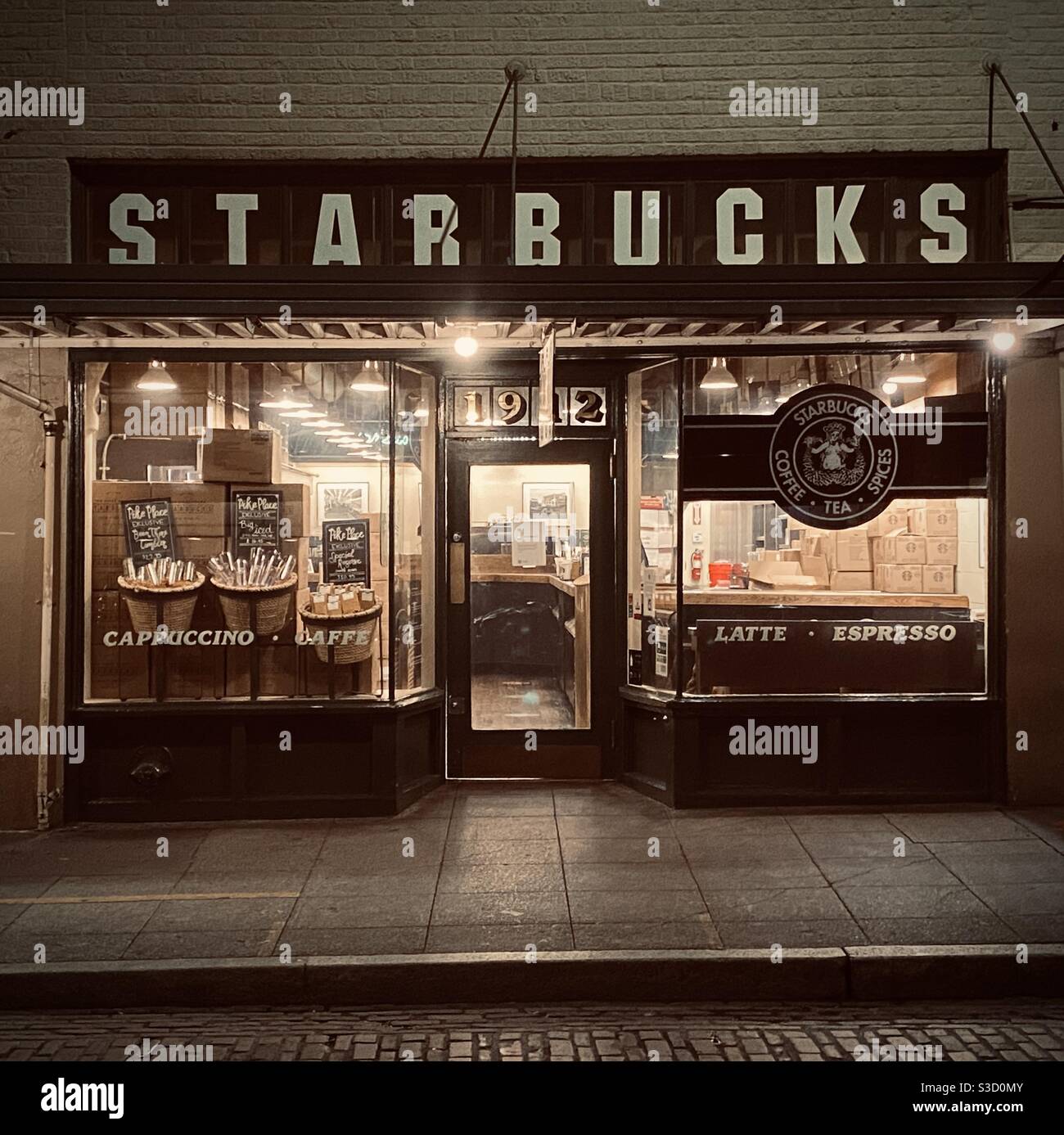 Der ursprüngliche Starbucks Store im Pike Place Market in Seattle wurde 1971 gegründet Stockfoto
