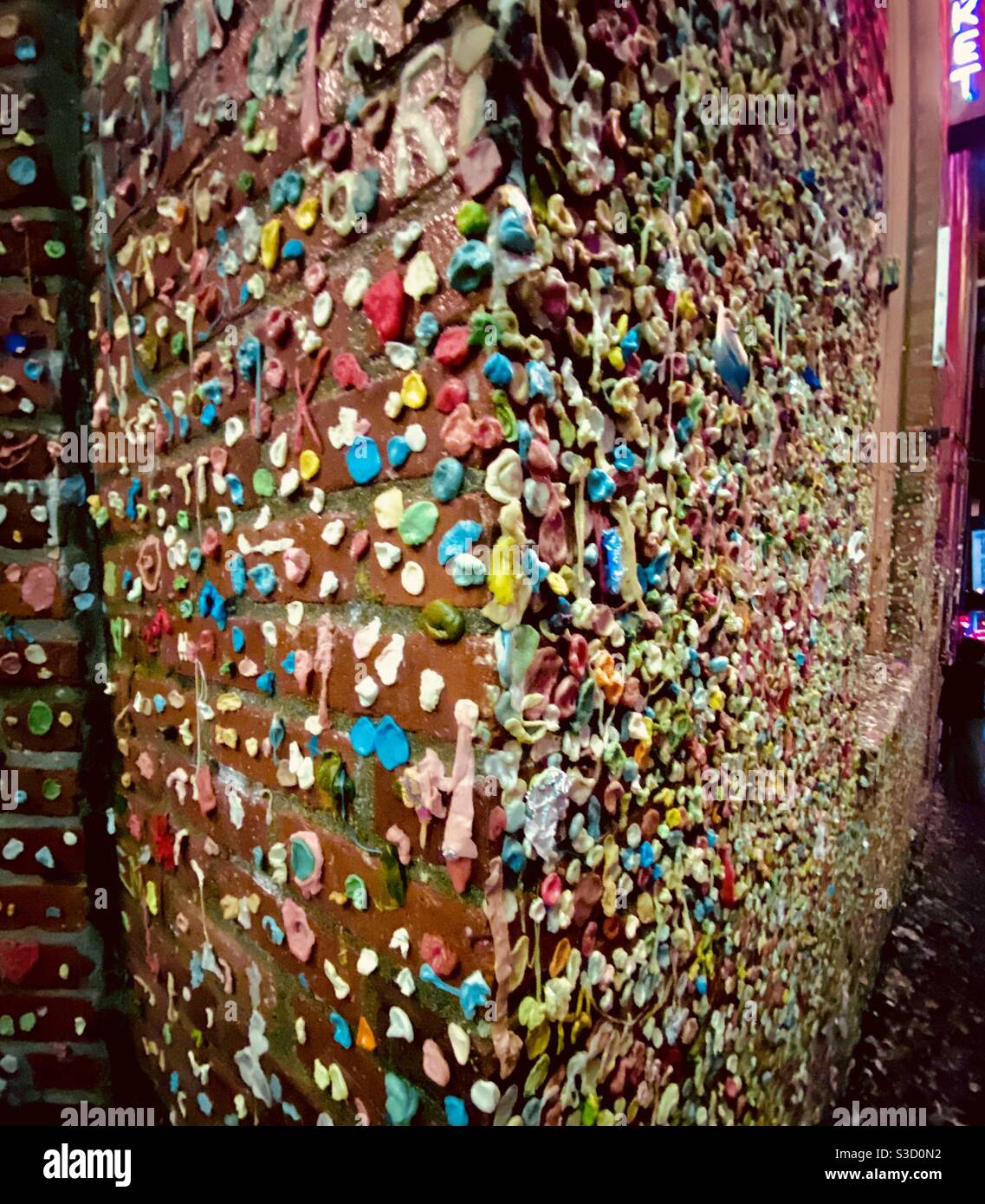 Ecke der berühmten Gum Wall in Pike Place Market in Seattle, Washington, USA - Smartphone-aufgenommenes Stockfoto