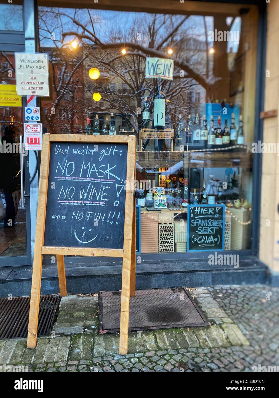 Ein handgeschriebenes Schild vor einem Weinladen in Berlin mit der Aufschrift Keine Maske, kein Wein, kein Spaß Stockfoto