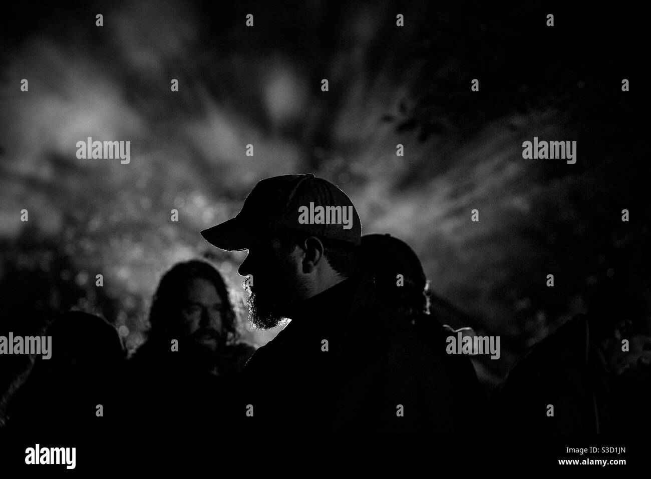 Dunkel, schwarz und weiß Profilbild eines Mannes in seinen Zwanzigern mit  Hut Stockfotografie - Alamy