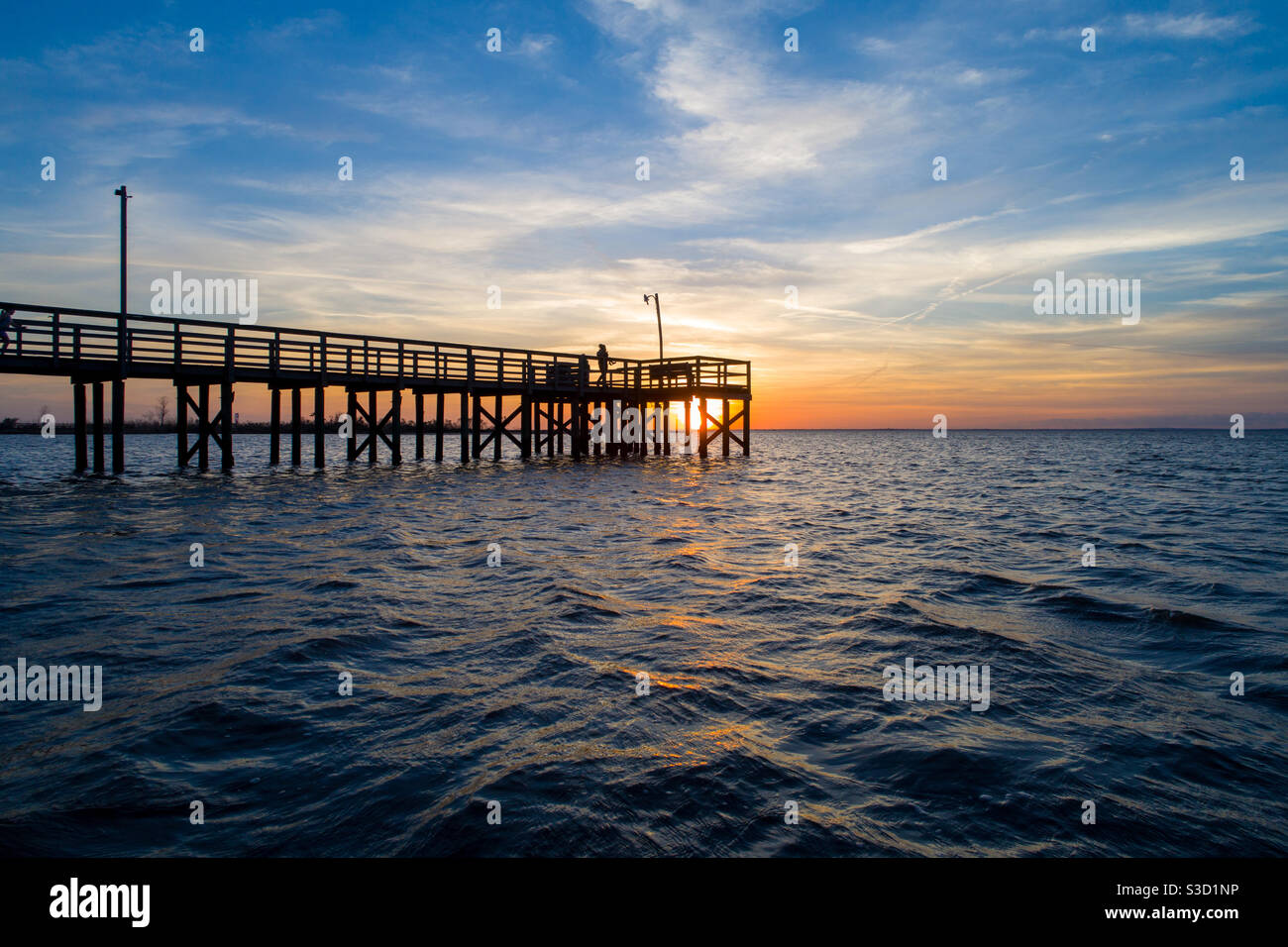 Pier bei Sonnenuntergang im Januar 2021 Stockfoto