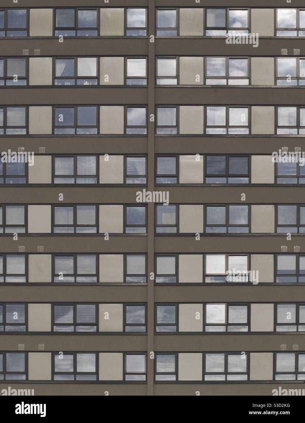 Reihen und Reihen von Fenstern in einem Hochhaus Wolkenkratzer Gebäude mit Kopierbereich Stockfoto