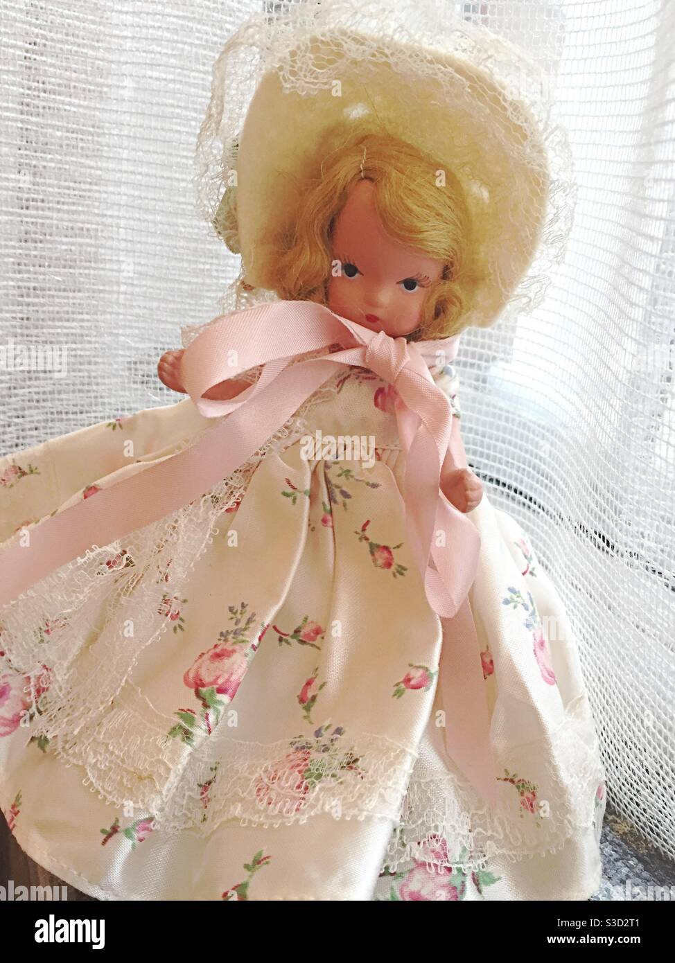 Eine Vintage 1950s Nancy Ann Storybook Puppe hat eine niedliche Haube mit ihrem Outfit, USA - Smartphone-aufgenommenes Stockfoto Eine Vintage 1950s Nancy Ann Storybook Puppe hat eine niedliche Haube mit ihrem Outfit, USA - Smartphone-aufgenommenes Stockfoto