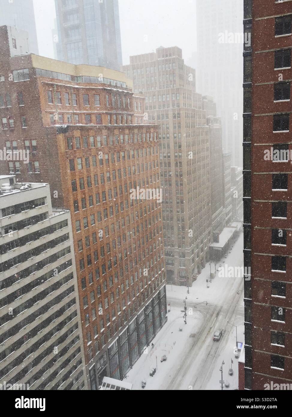 34th St. ist während eines Schneesturms mit Schnee bedeckt, NYC, USA - Smartphone-aufgenommenes Stockfoto