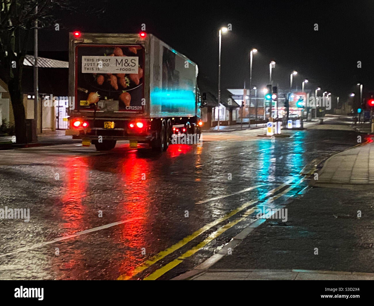 Aberystwyth, West Wales, Großbritannien. Dienstag, 2nd. Februar 2021. Wetter: Eine farbenfrohe Spiegelung eines M&S-Lastwagens in Aberystwyth an einem kalten Morgen. Bildnachweis ©️ Rose Voon / Alamy Live News. Stockfoto