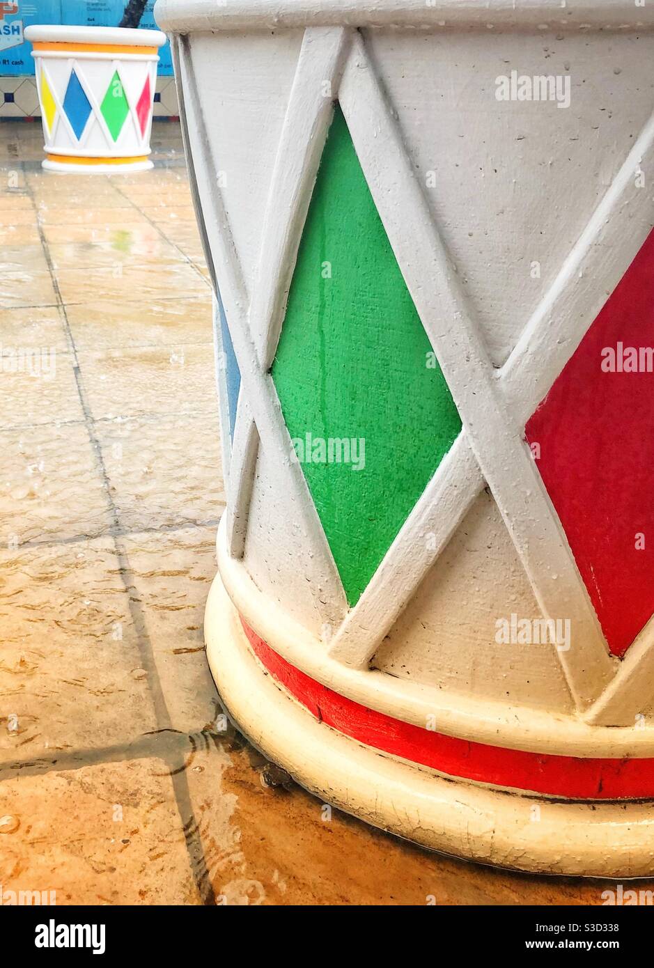 Geometrische Designs von roten und grünen Pflanztöpfen Stockfoto