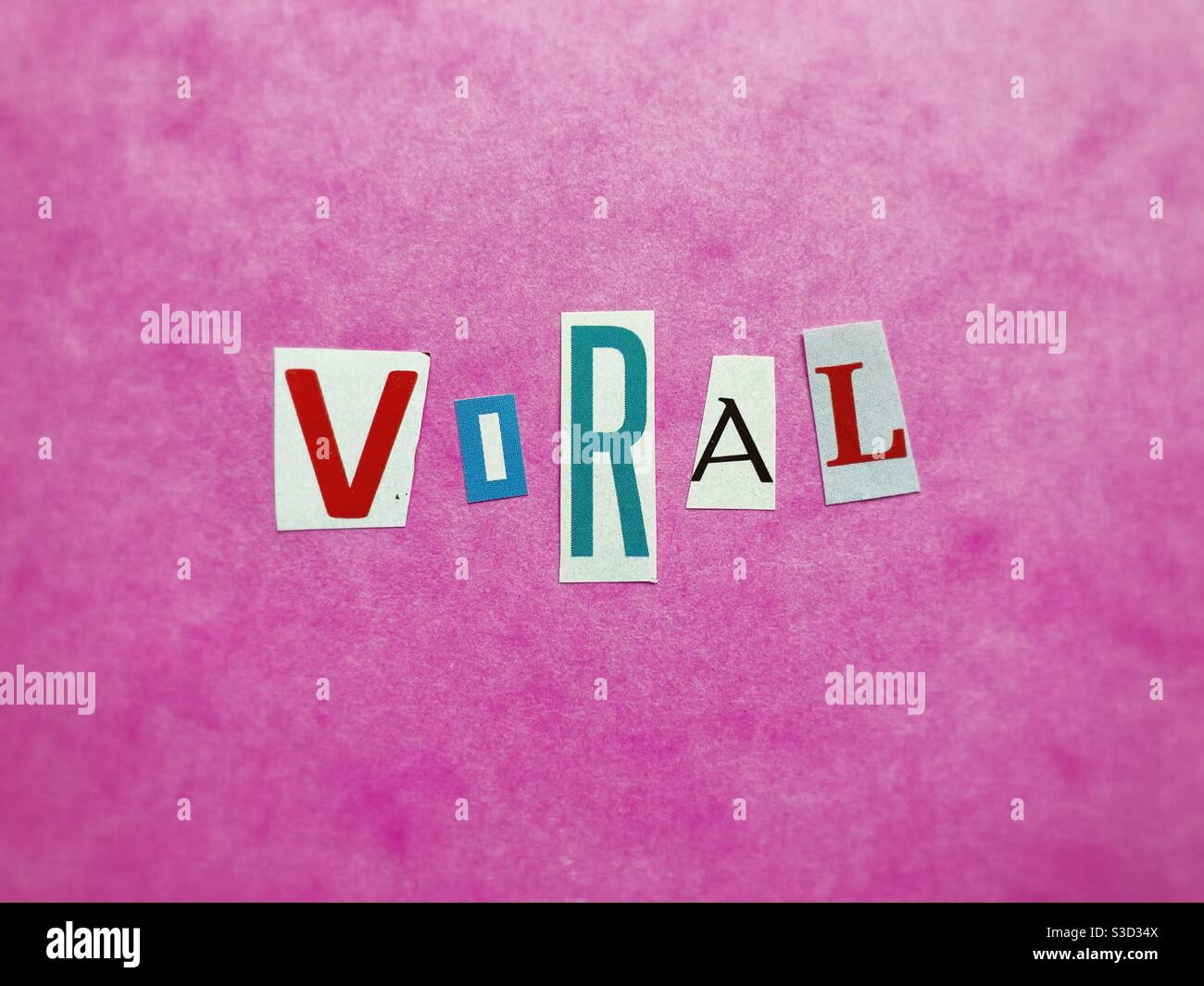 Das Wort Viral - Smartphone-aufgenommenes Stockfoto