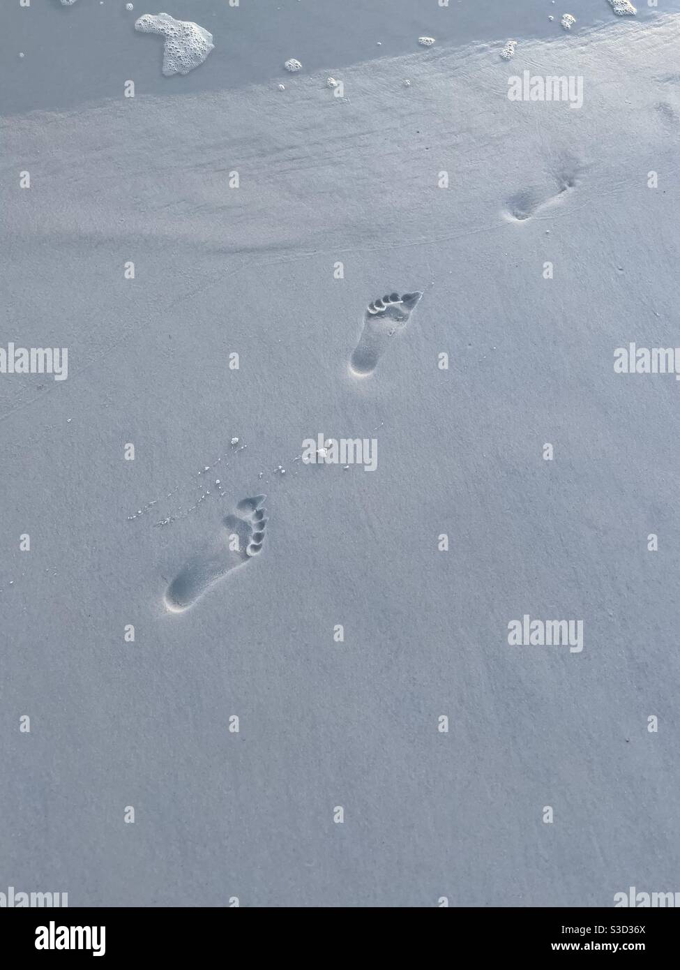Fußabdrücke am weißen Sandstrand - Smartphone-aufgenommenes Stockfoto