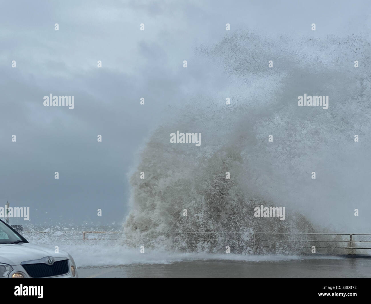 Aberystwyth, West Wales, Großbritannien. Dienstag, 2nd. Februar 2021. Wetter: Stürmisches Meer in Aberystwyth, da die Meeresmauer von atemberaubenden, riesigen Wellen überrollt ist. Bildnachweis ©️ Rose Voon / Alamy Live News. Stockfoto